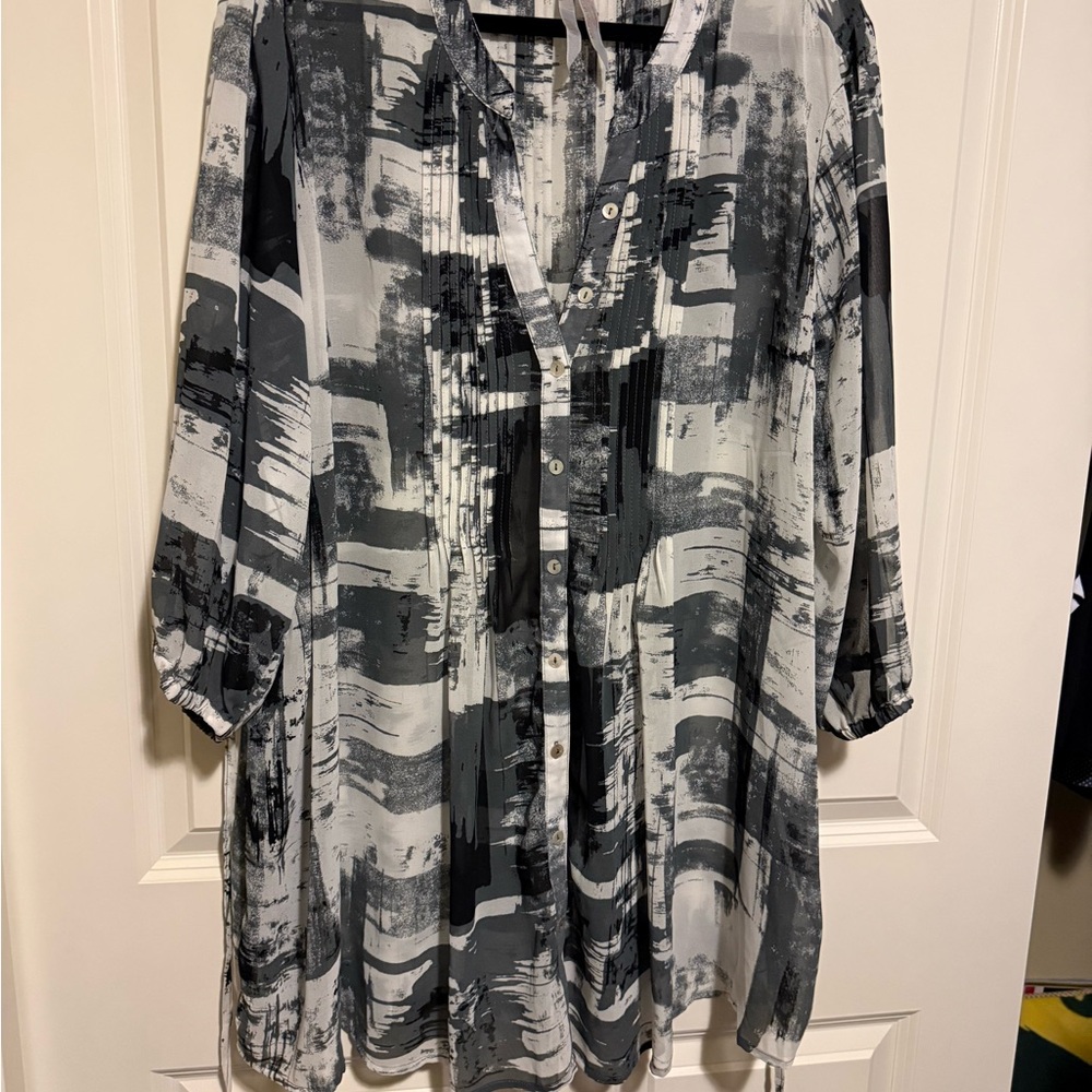 Abstract Black and Gray Women's Seven Top
